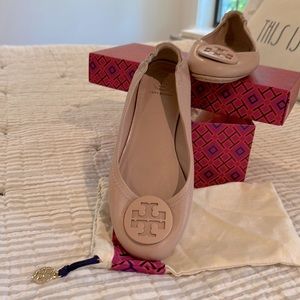 Tory Burch Minnie Travel Ballet with logo-size 6.5-sand color